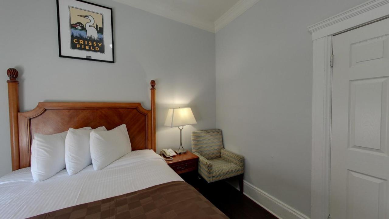 Queen Room with Private Bathroom at Warfield Hotel