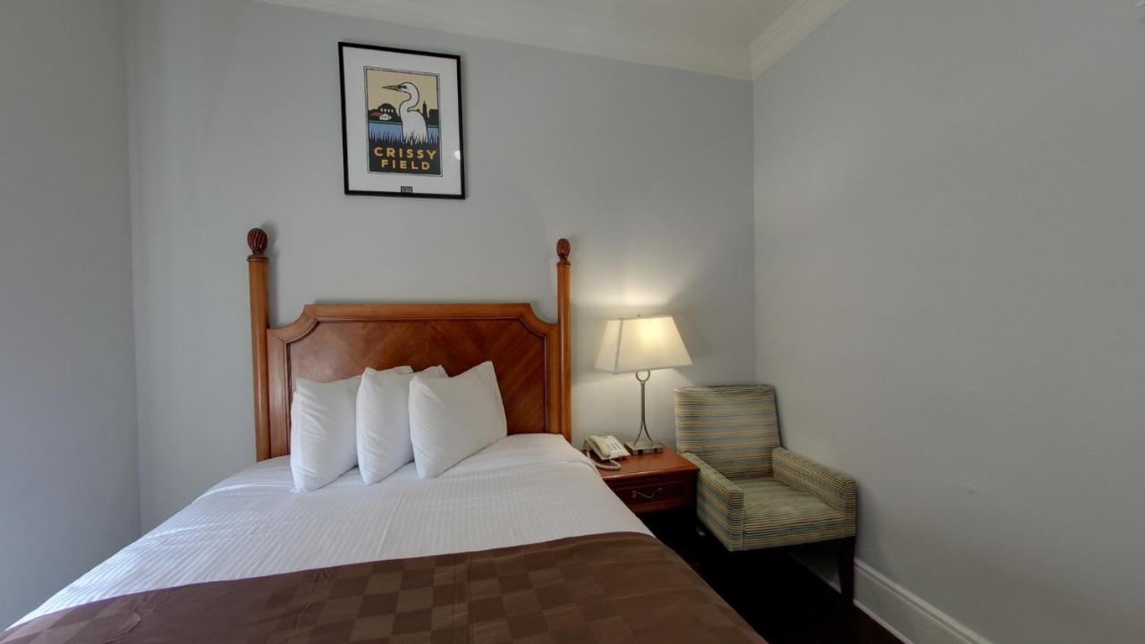Queen Room with Private Bathroom at Warfield Hotel