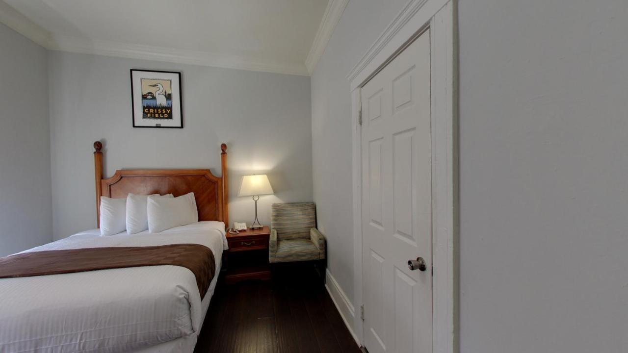 Queen Room with Private Bathroom at Warfield Hotel