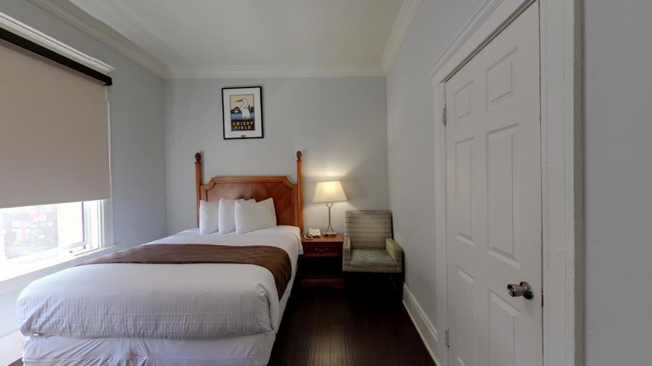 Queen Room with Private Bathroom at Warfield Hotel