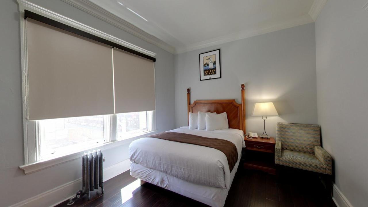 Queen Room with Private Bathroom at Warfield Hotel