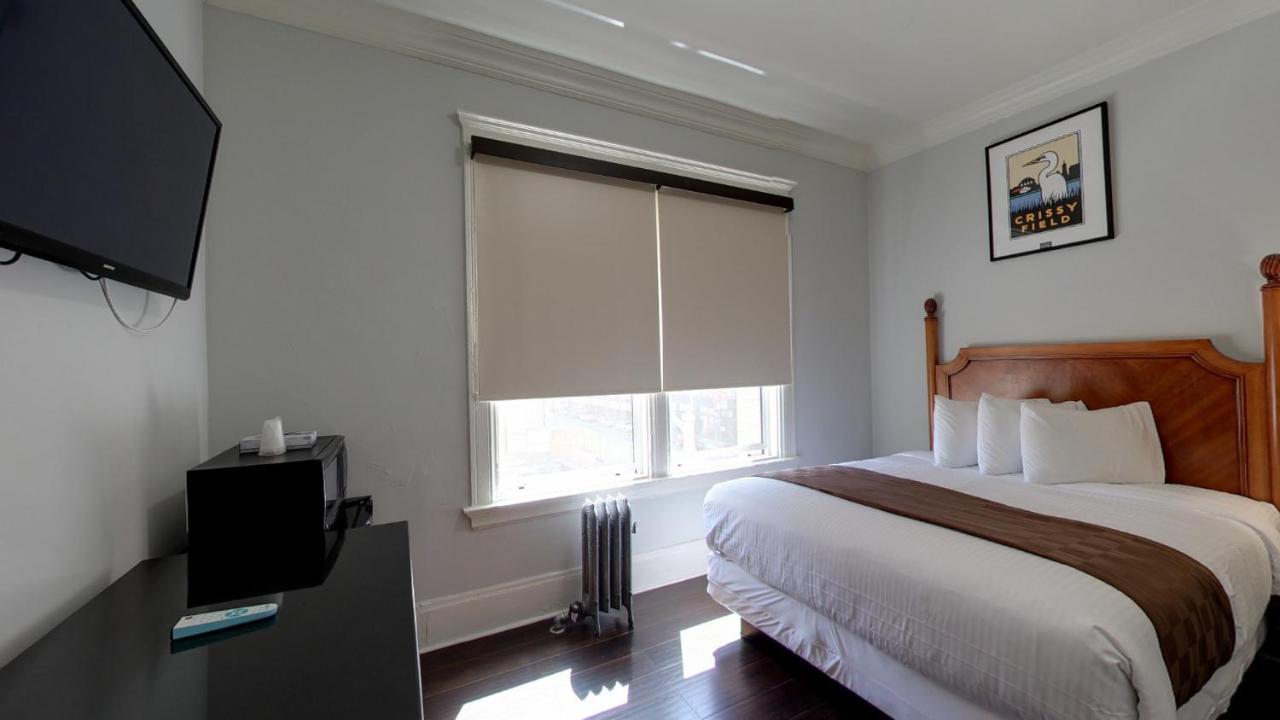 Queen Room with Private Bathroom at Warfield Hotel