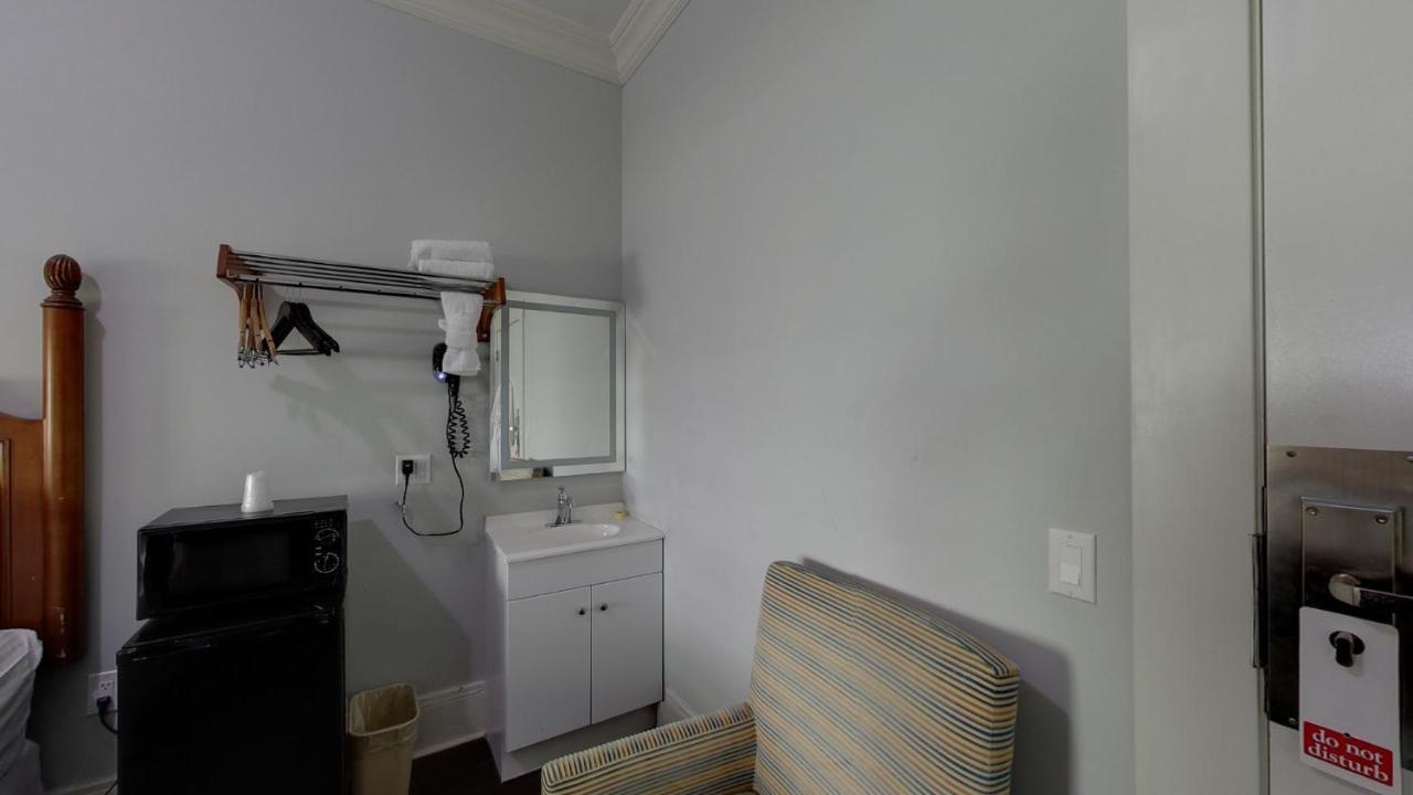 Standard Double Room with Shared Bathroom at Warfield Hotel