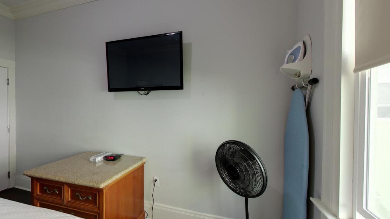 Standard Double Room with Shared Bathroom at Warfield Hotel