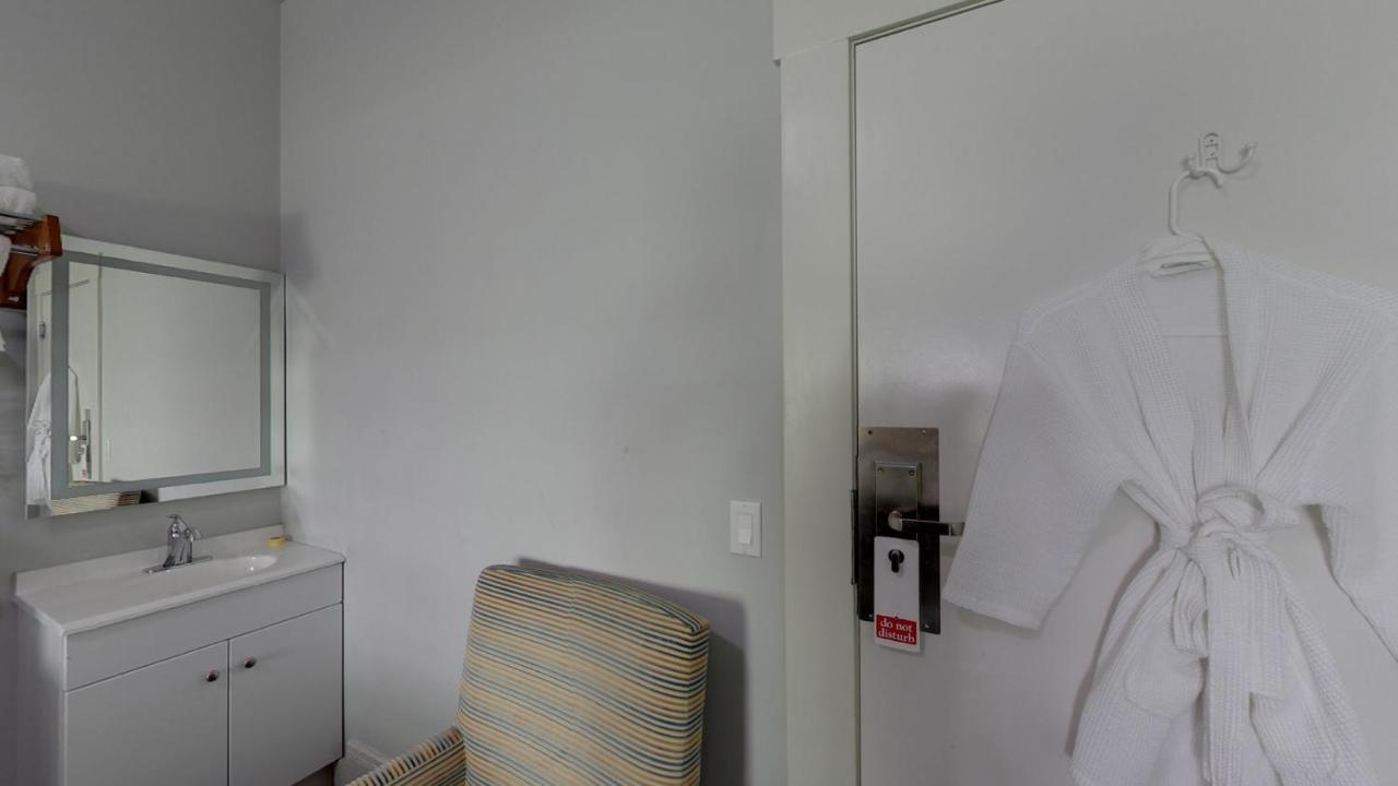 Queen Room with Shared Bathroom at Warfield Hotel