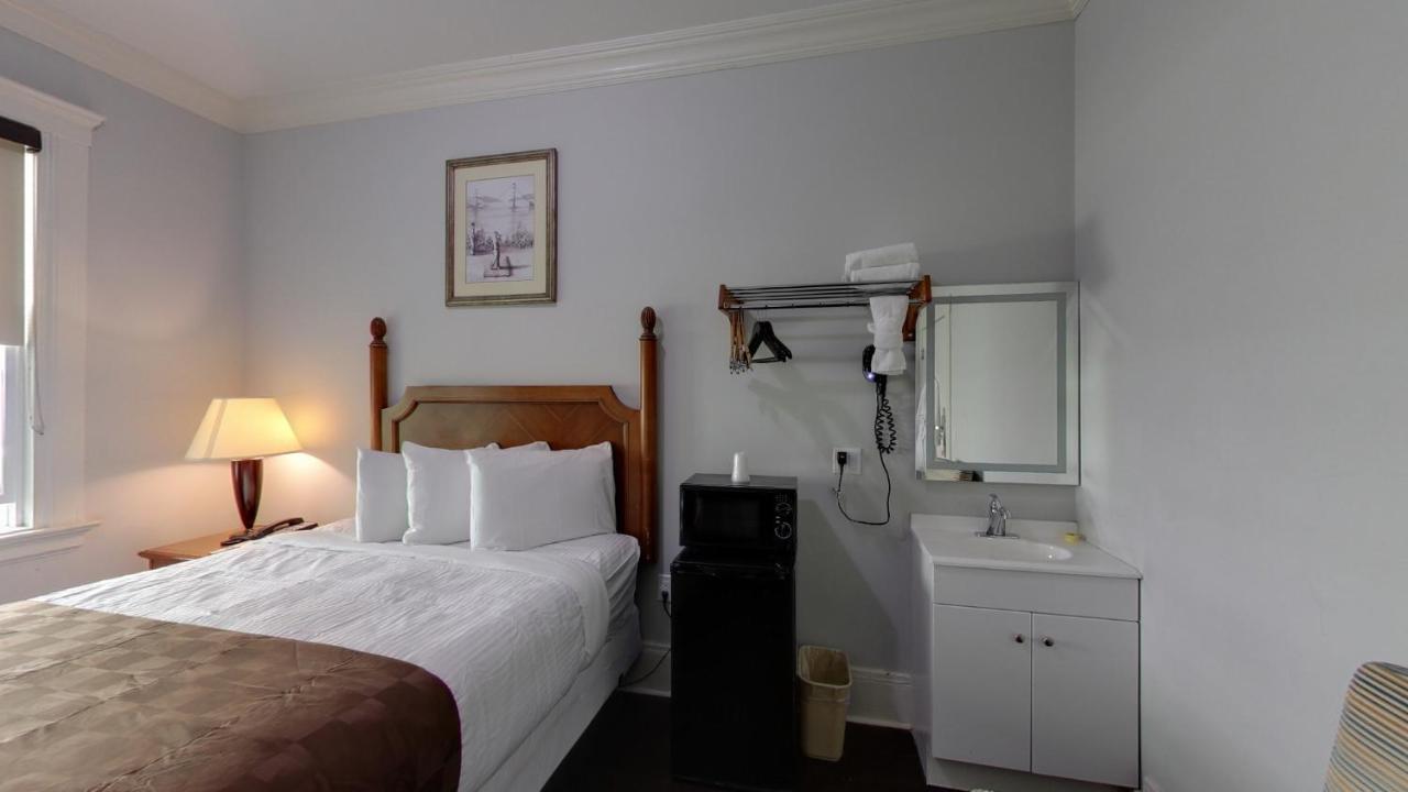 Queen Room with Shared Bathroom at Warfield Hotel