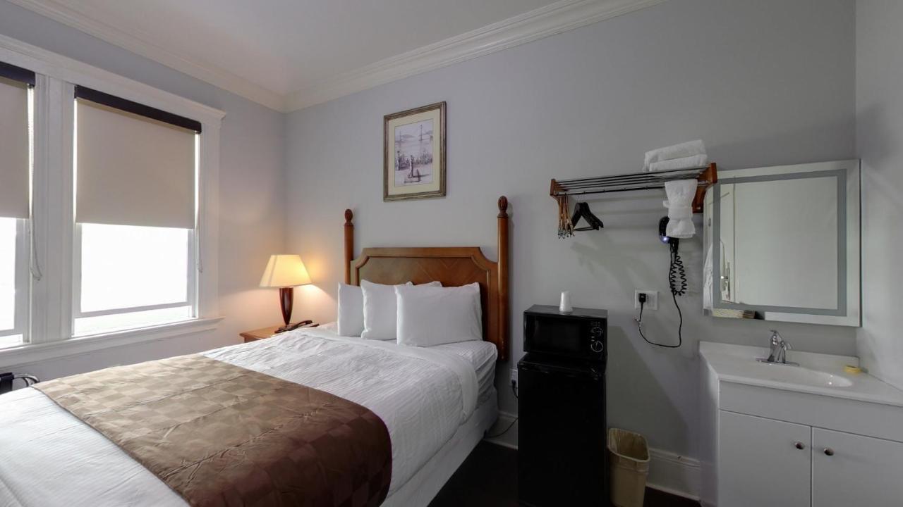 Queen Room with Shared Bathroom at Warfield Hotel