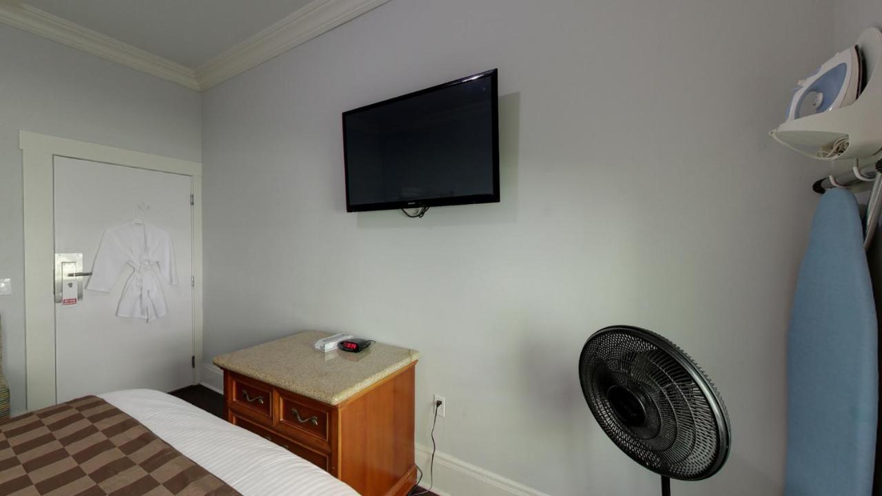 Queen Room with Shared Bathroom at Warfield Hotel