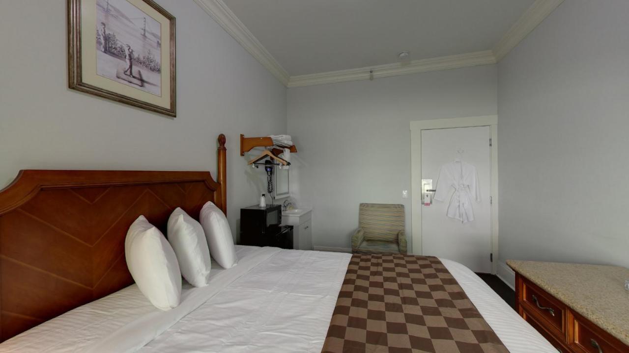 Queen Room with Shared Bathroom at Warfield Hotel