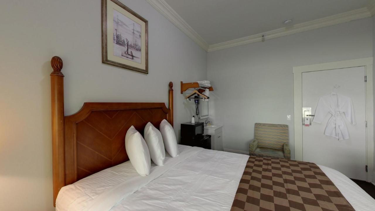 Queen Room with Shared Bathroom at Warfield Hotel
