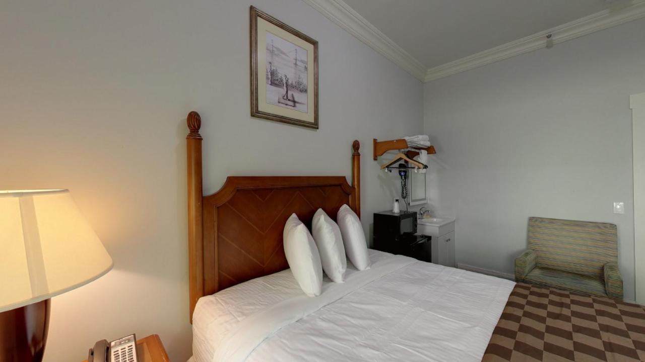 Queen Room with Shared Bathroom at Warfield Hotel