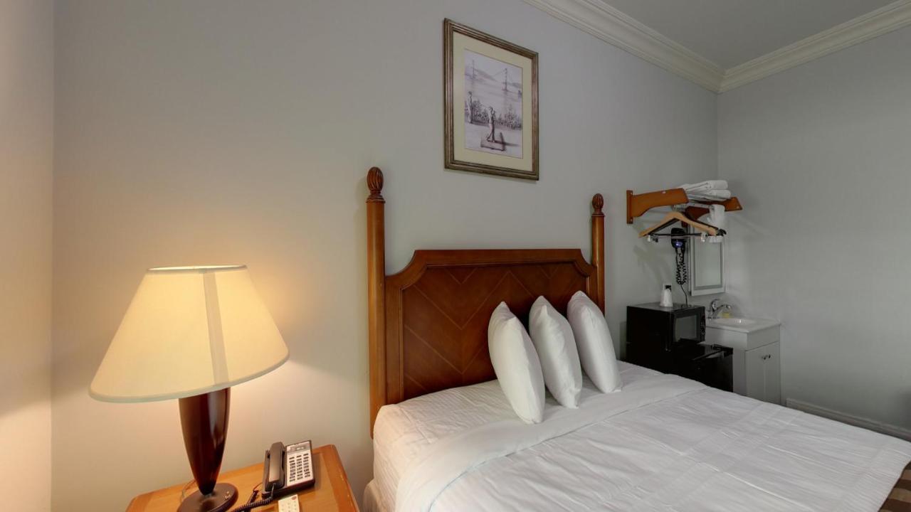 Queen Room with Shared Bathroom at Warfield Hotel