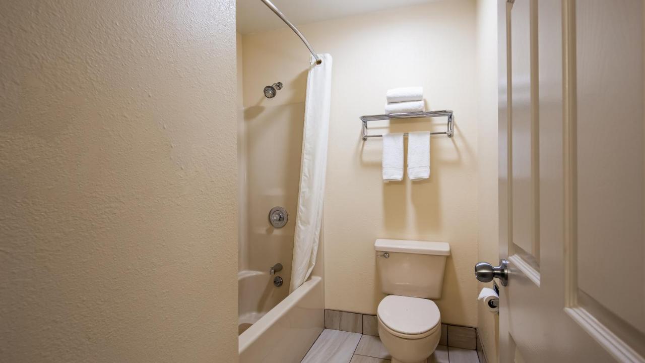 King Room at Best Western Parkside Inn