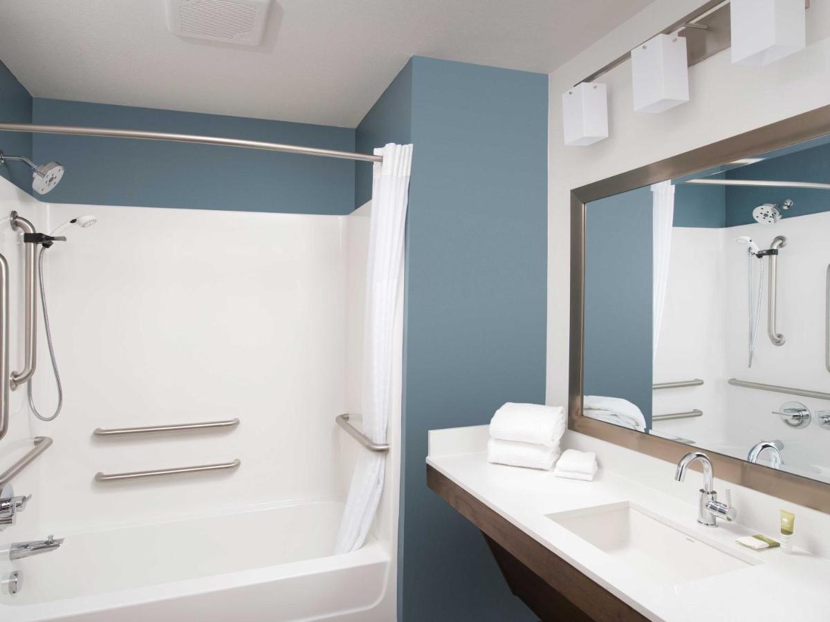 Queen Room with Tub - Disability Access/Non-Smoking at WoodSpring Suites Fargo North Near NDSU