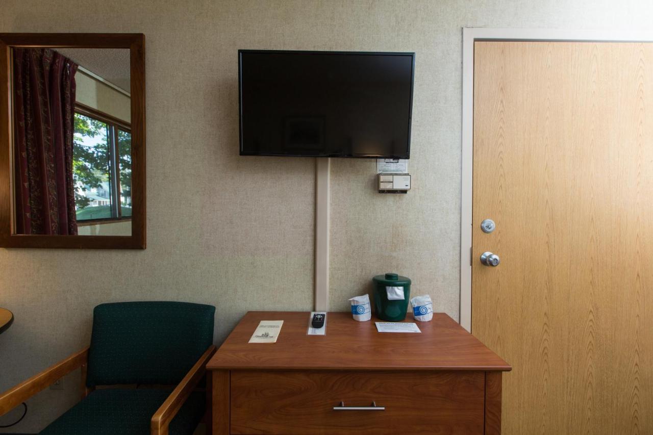 | Commodores Inn