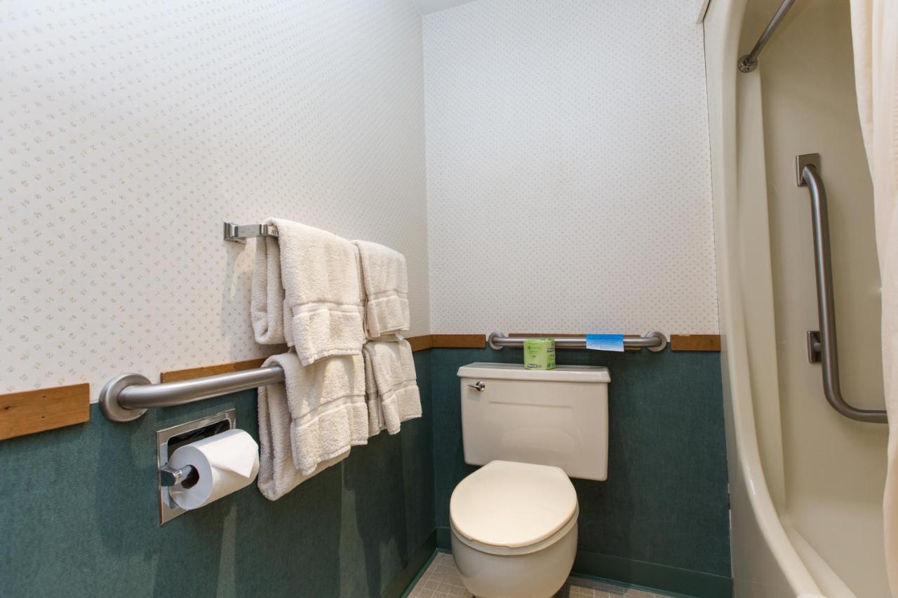 | Commodores Inn