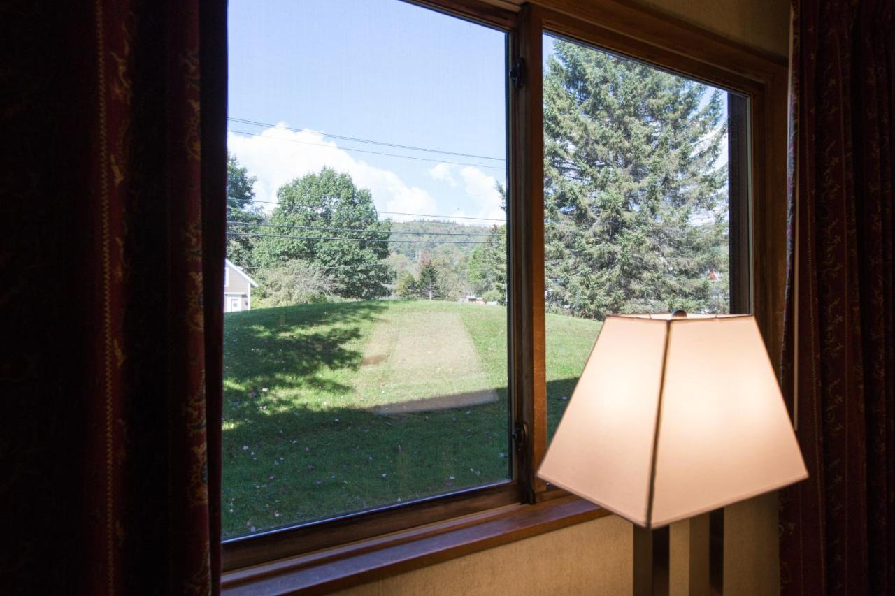 | Commodores Inn