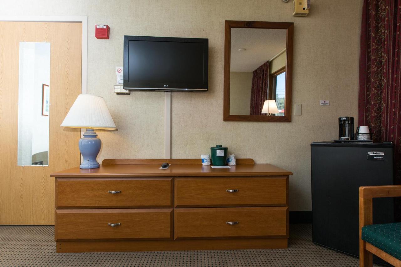 | Commodores Inn