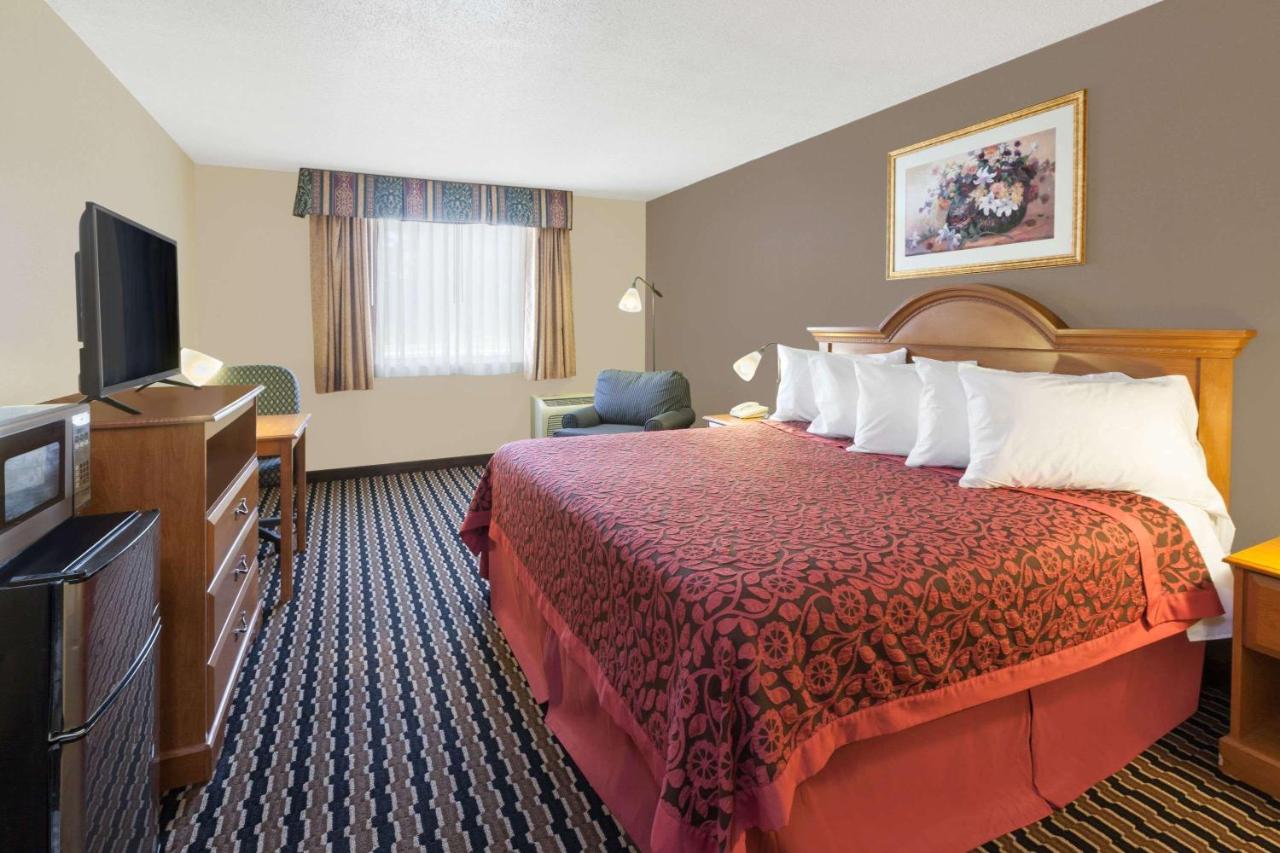 Deluxe King Studio Suite - Non-Smoking at Days Inn by Wyndham Albion