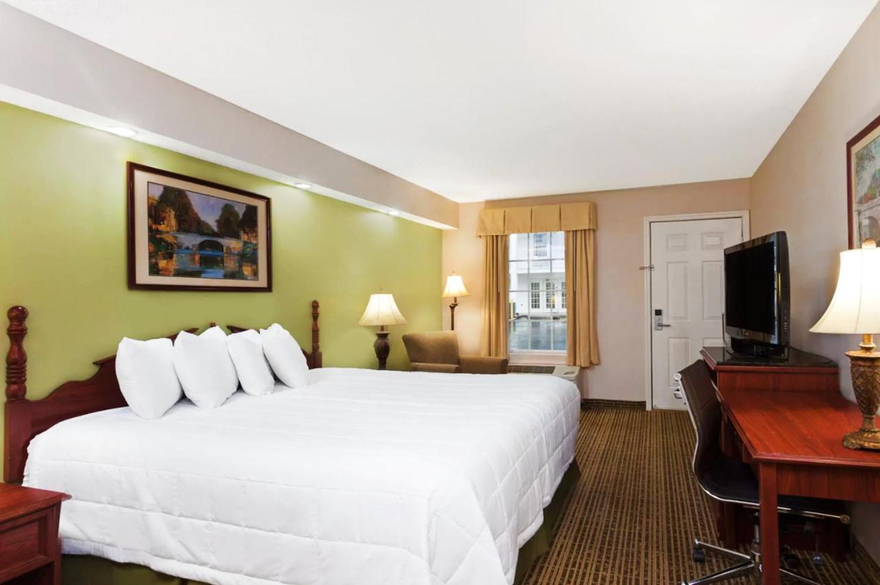 King Room - Mobility Access/Non-Smoking at Baymont by Wyndham Tullahoma