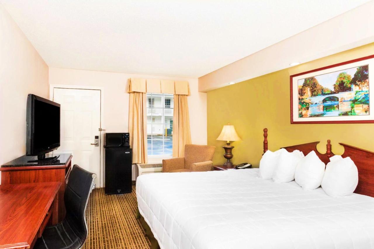 King Room - Mobility Access/Non-Smoking at Baymont by Wyndham Tullahoma