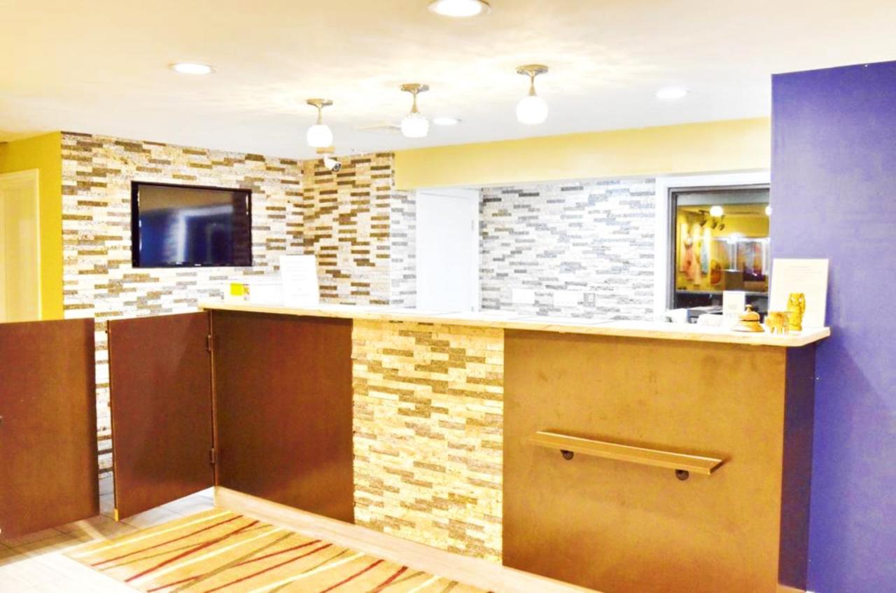 | Flagship Inn & Suites