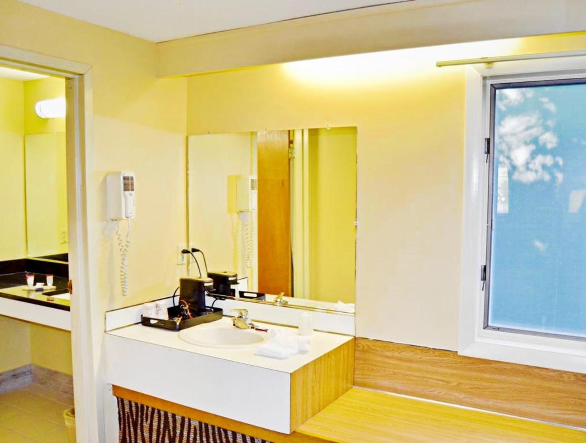 | Flagship Inn & Suites