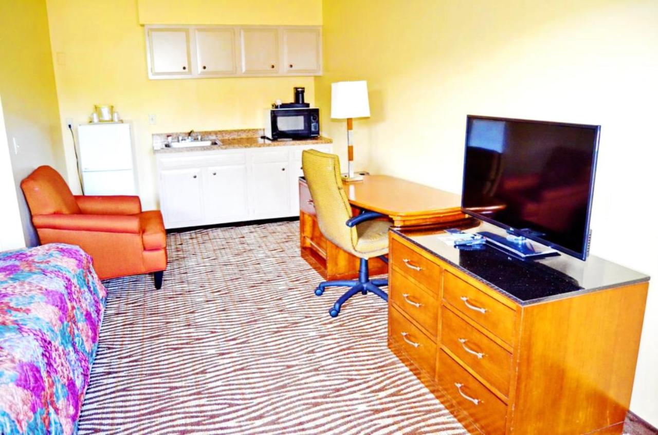 | Flagship Inn & Suites