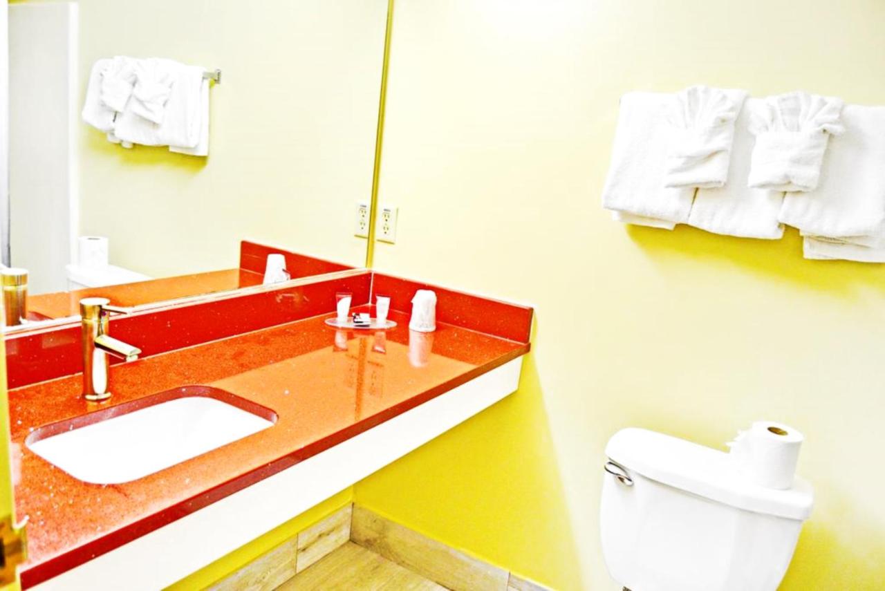 | Flagship Inn & Suites