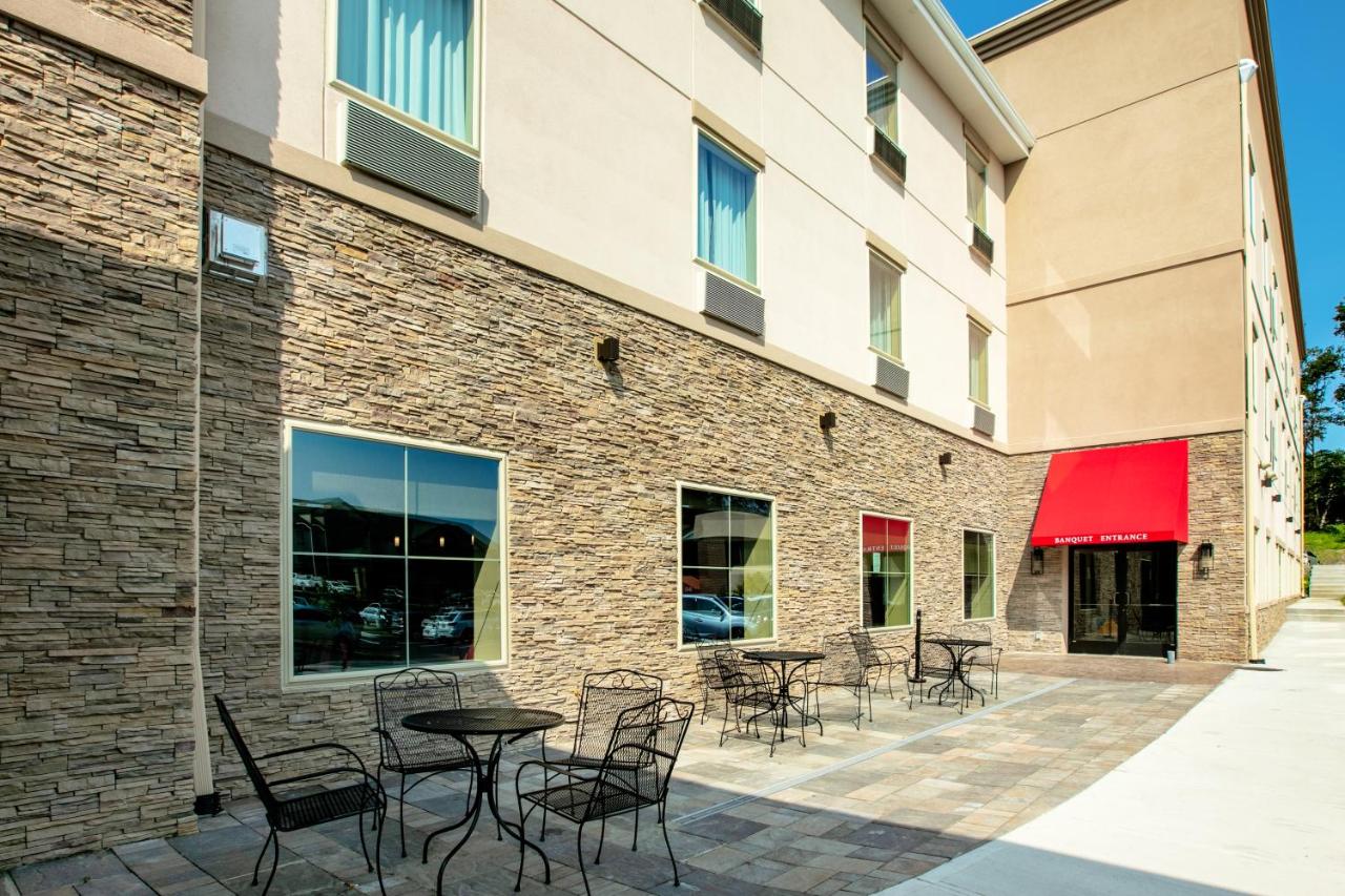 | Comfort Suites Fishkill near Interstate 84