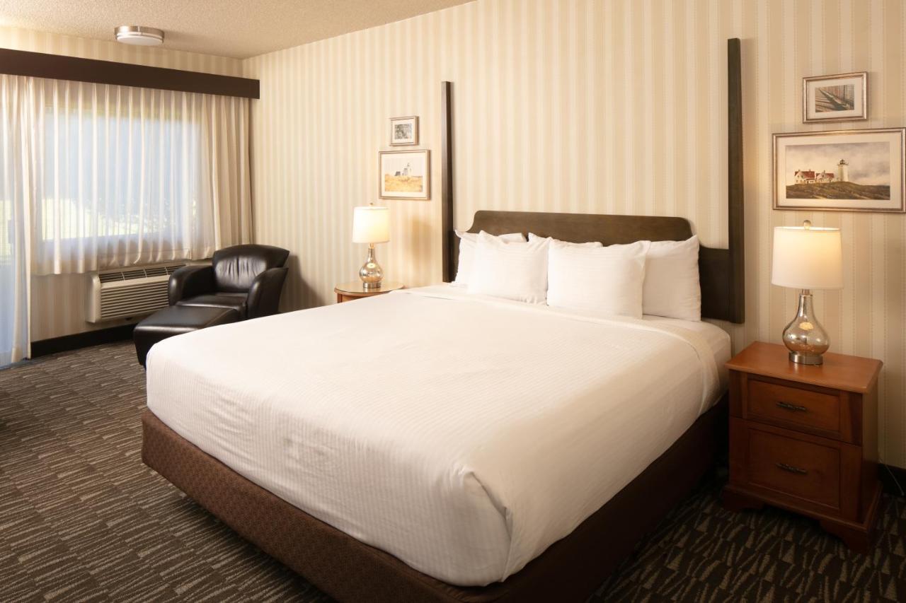Premium King Room at Red Lion Hotel Bellevue