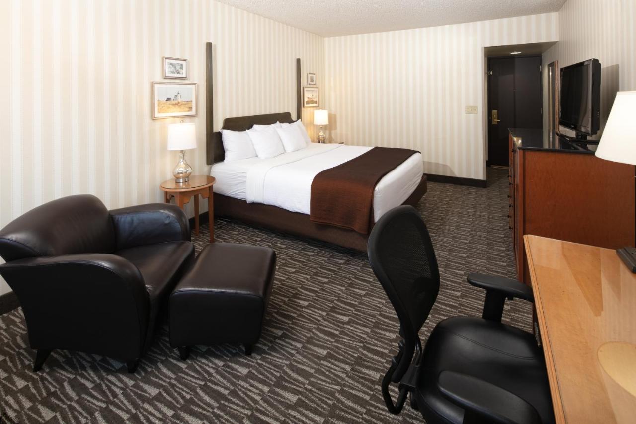 Premium King Room at Red Lion Hotel Bellevue