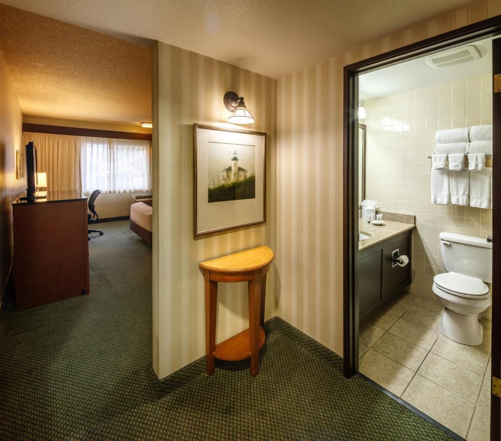 King Room - Disability Access at Red Lion Hotel Bellevue