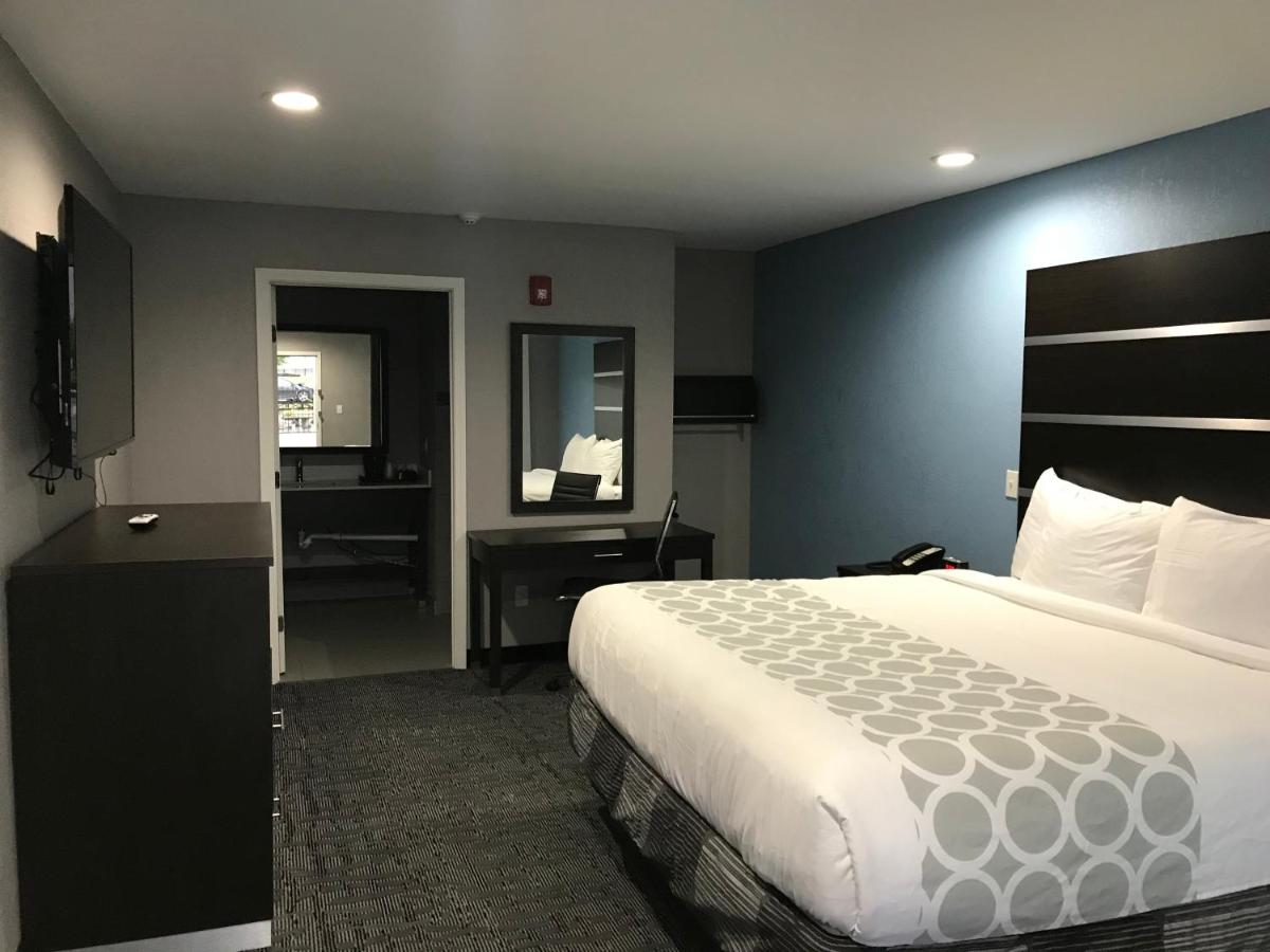 King Room - Non-Smoking at Rodeway Inn Calhoun South