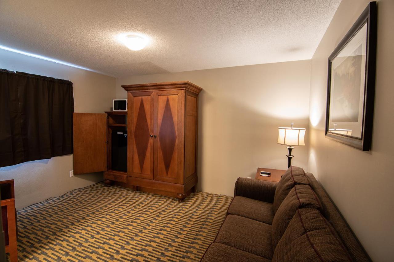 | The Crow Peak Lodge