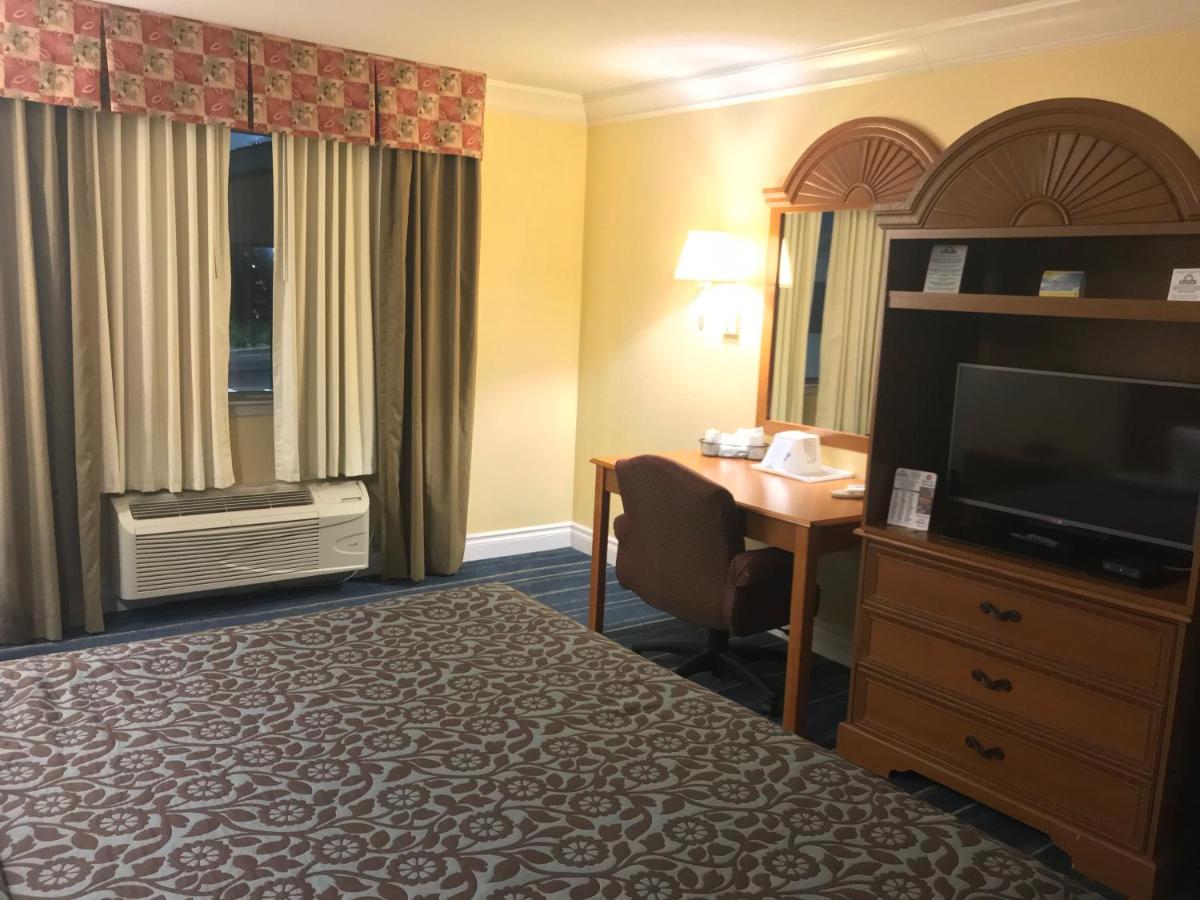 NK1 King Room - Non-Smoking at Days Inn by Wyndham San Antonio Airport