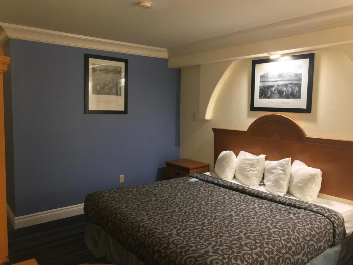 NK1 King Room - Non-Smoking at Days Inn by Wyndham San Antonio Airport