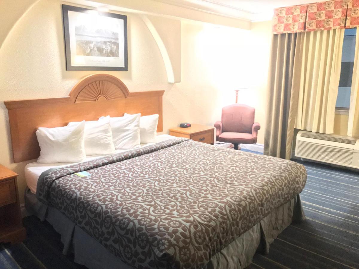 NK1 King Room - Non-Smoking at Days Inn by Wyndham San Antonio Airport