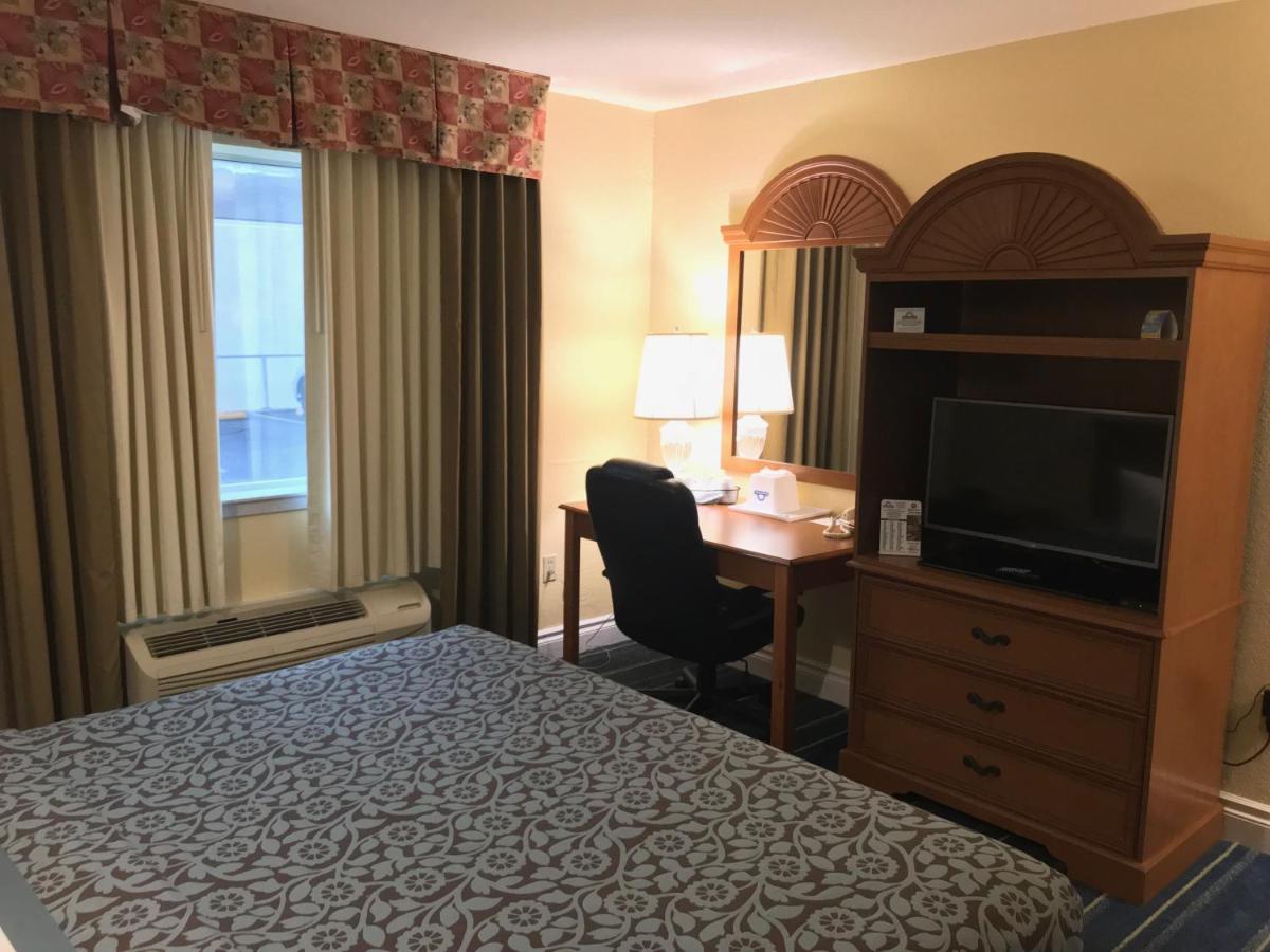 King Room with Roll-In Shower - Mobility/Hearing Accessible - Non-Smoking at Days Inn by Wyndham San Antonio Airport