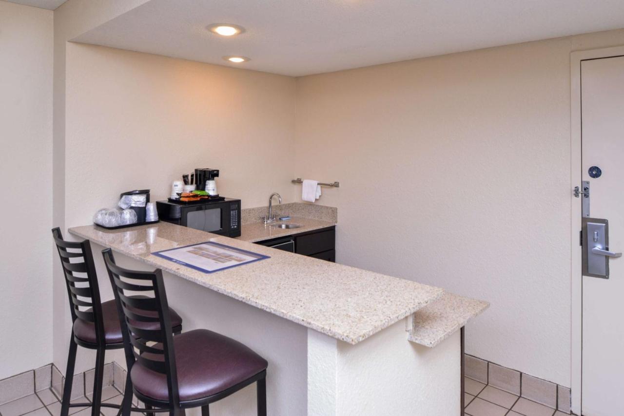 King Suite with Sofa Bed - Non-Smoking at Best Western Kelly Inn
