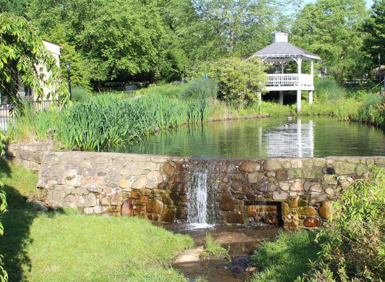 | Meadowbrook Inn