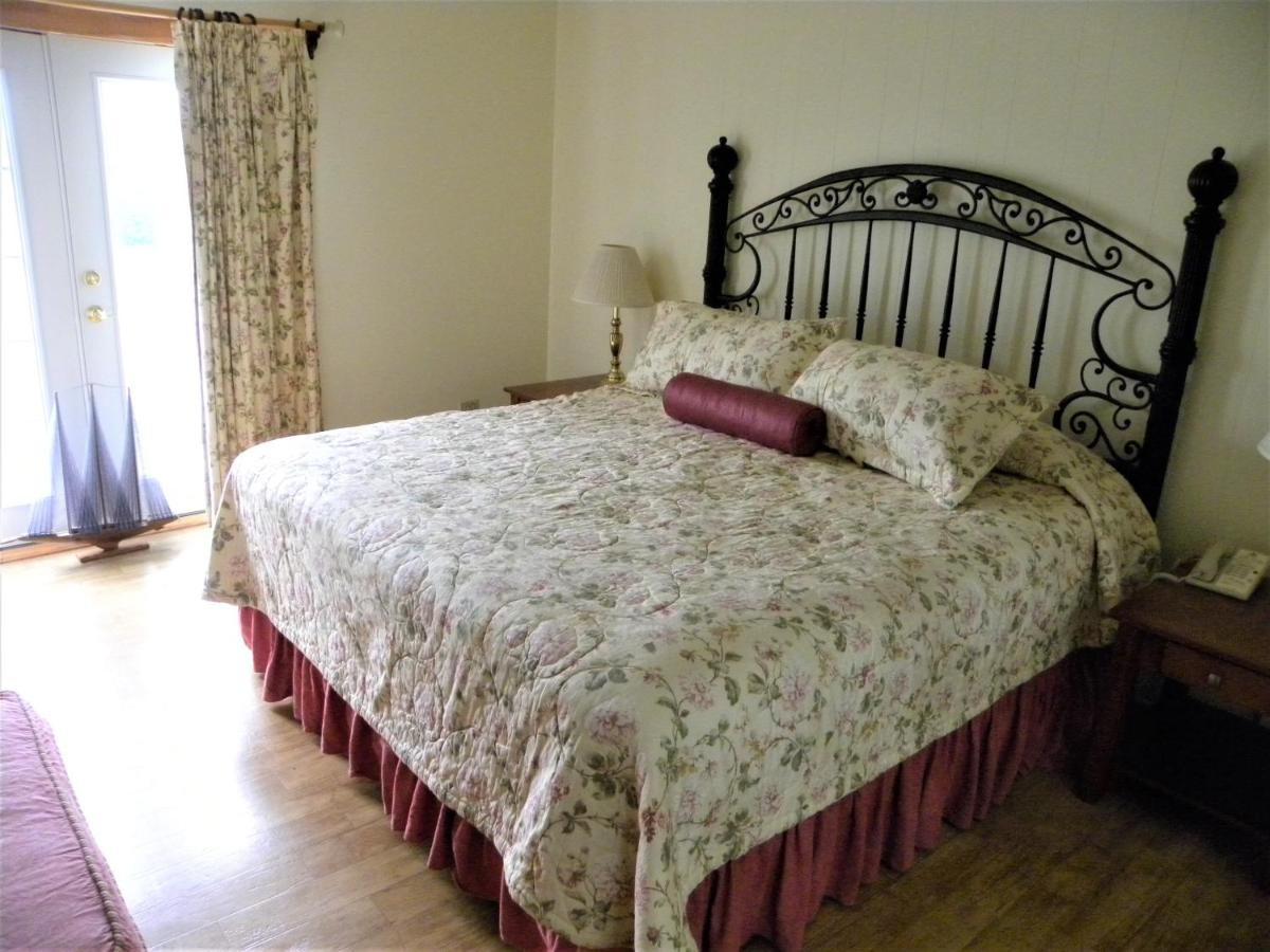 Deluxe One Bedroom Cottage with King Bed and Sea View at Colonial Gables Oceanfront Village