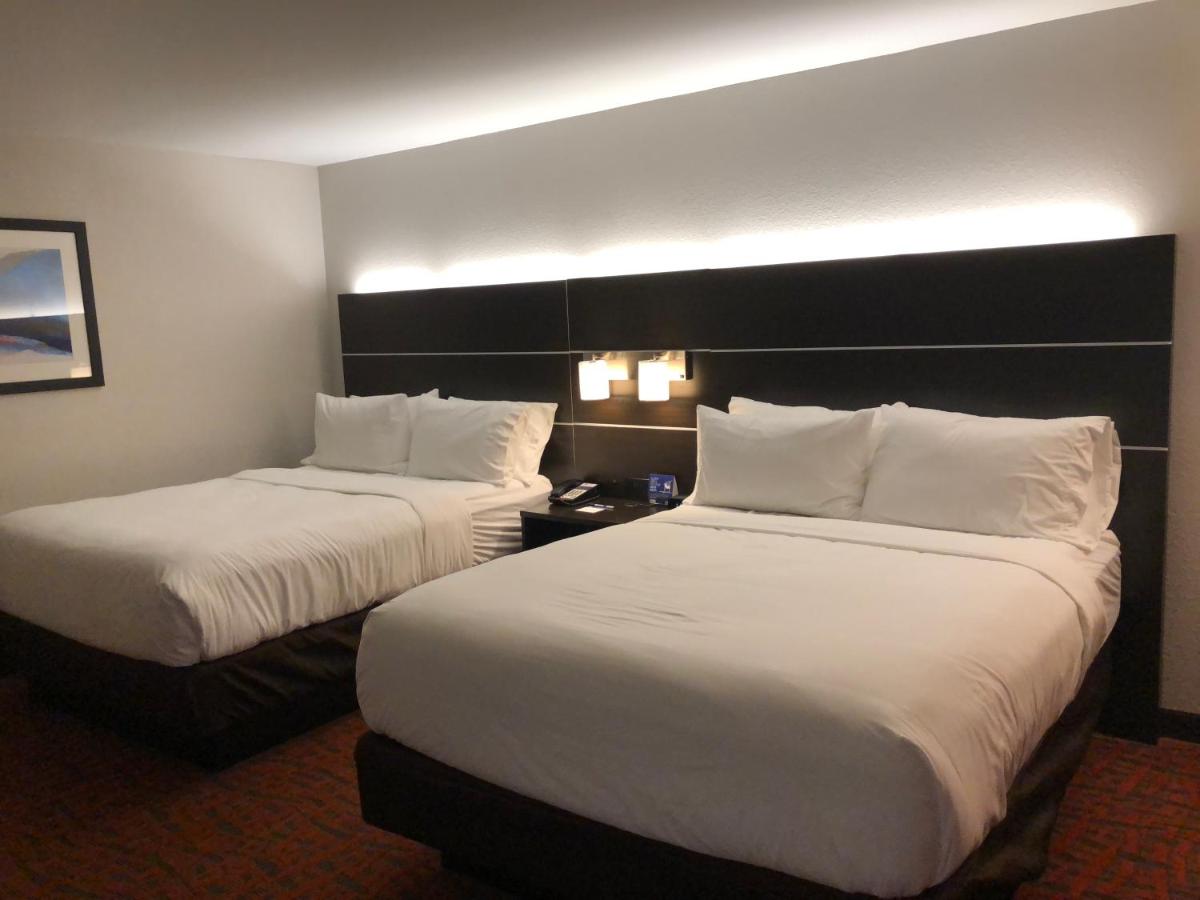 Queen Room with Two Queen Beds - Non-Smoking at Holiday Inn Express Metropolis by IHG