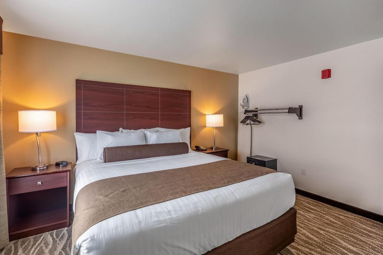 Deluxe Suite at Cobblestone Hotel & Suites - Hartford