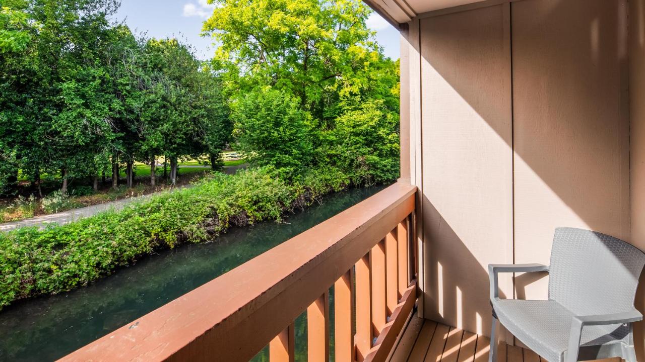Superior Quadruple Suite with Balcony - Non-Smoking at Best Western New Oregon