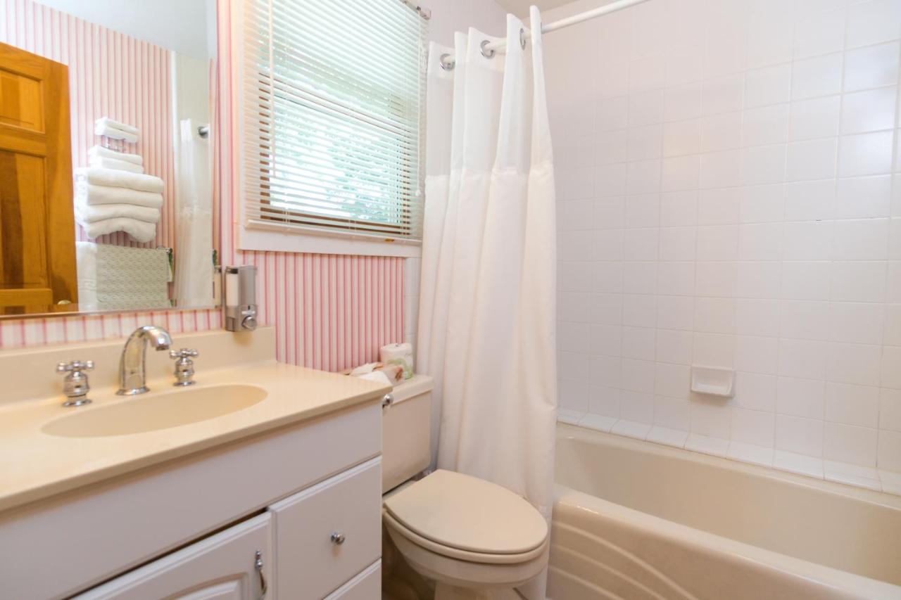 | Highland Lake Inn & Resort - Flat Rock