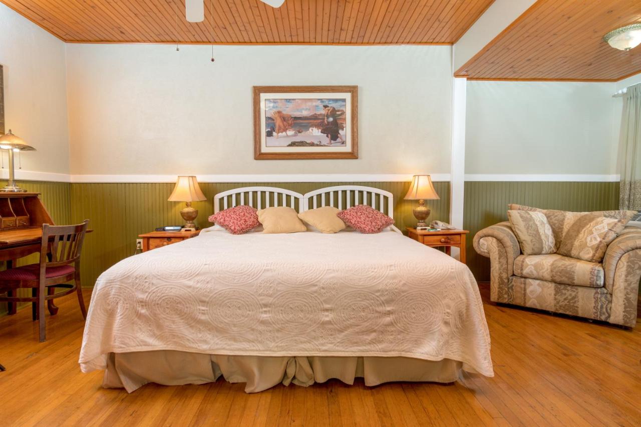| Highland Lake Inn & Resort - Flat Rock