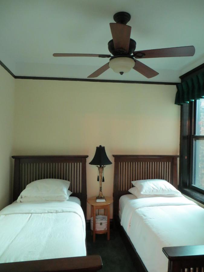 Three-Bedroom Suite at The Polo Inn Bridgeport U.S.A.