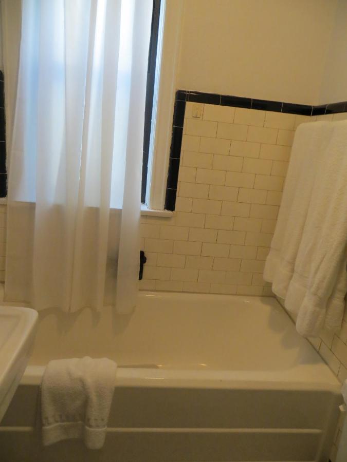 Three-Bedroom Suite at The Polo Inn Bridgeport U.S.A.