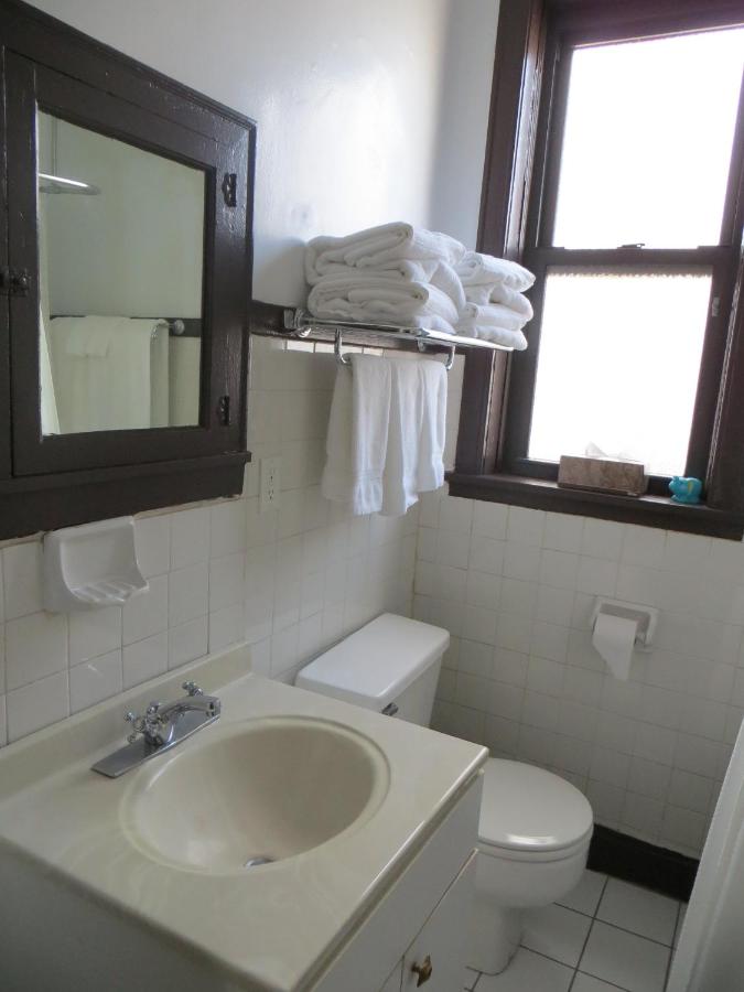Three-Bedroom Suite at The Polo Inn Bridgeport U.S.A.